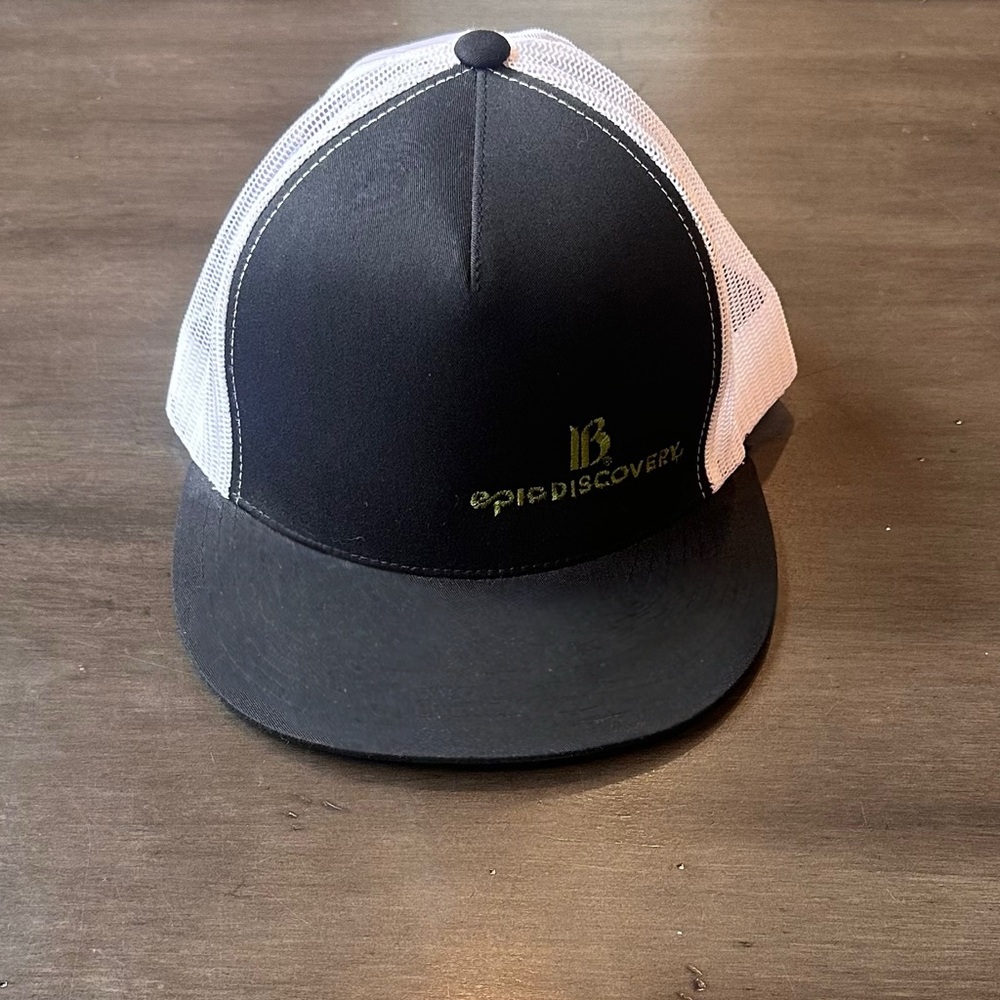 NWOT Epic Discovery Breckenridge Black and White Trucker Hat